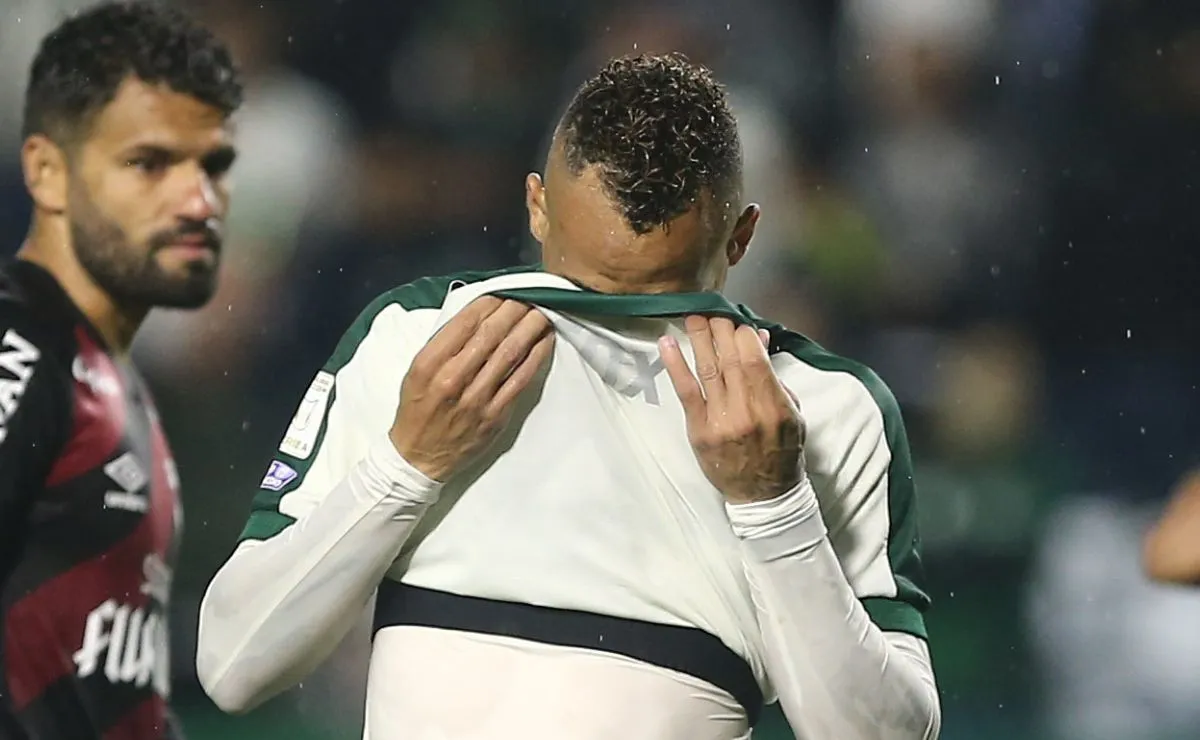 Breno Lopes lamenta expulsão durante o Atletiba entre Coritiba e Athletico