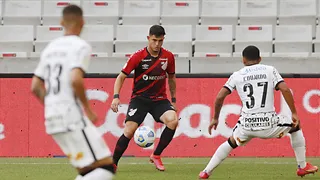 Com lesão no tornozelo, Jader desfalca o Athletico contra o Santos