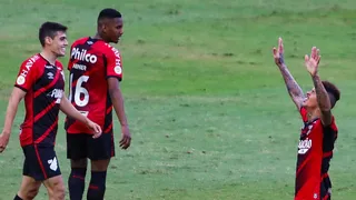 Athletico leva gol relâmpago, mas busca virada contra o Fluminense com goleada