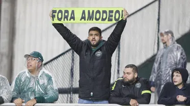 Coritiba tem melhor primeiro tempo do ano em vitória marcada por protestos