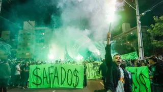 Torcida do Coritiba faz protesto em frente ao Couto Pereira: “É a pior SAF do Brasil”