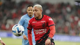 Vitor Roque entra para a história do Athletico na Libertadores