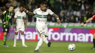 Mesmo punido, Alef Manga é registrado no Paranaense e reintegra treinos do Coritiba