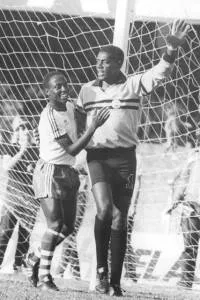 Já nos anos 80, Jairo exibe belo fardamento.