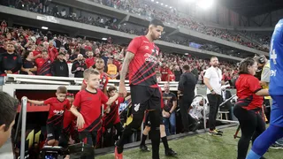 Zagueiro supera desconfiança no Athletico e se consolida ao lado de Thiago Heleno