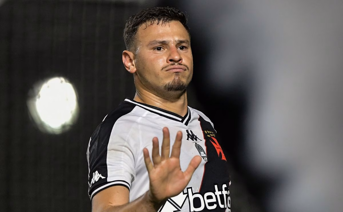 Hugo Moura comemora gol pelo Vasco contra o Athletico no Brasileirão de 2024