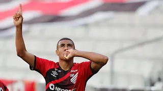 Erick renova contrato por mais um ano com o Athletico