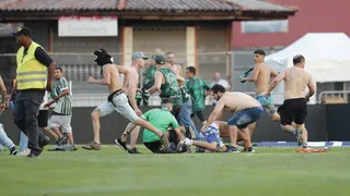 Coritiba x Cruzeiro é paralisado após invasão de campo e pancadaria