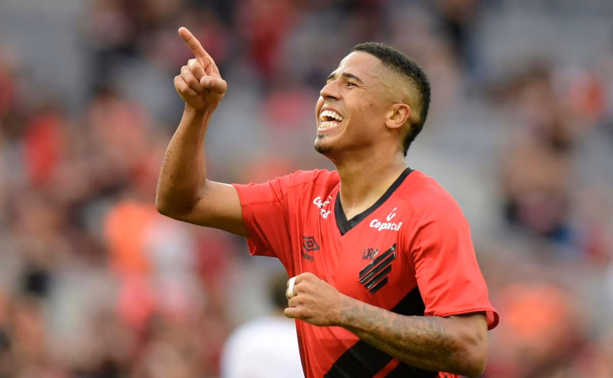 Bérgson comemora gol pelo Athletico durante partida na Arena da Baixada