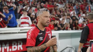 Marlos não joga por culpa do Athletico ou dele próprio?