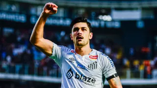 Alvo do Athletico, zagueiro rescinde com o Santos