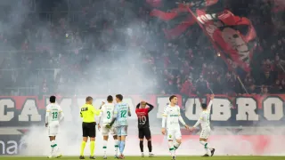 Torcida do Athletico explode, árbitro encerra a partida e clube pode ser punido