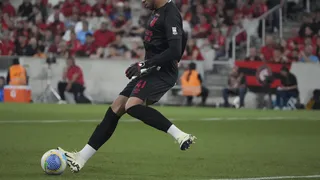 Mycael brilha e aumenta pressão sobre Linck pela titularidade no gol do Athletico