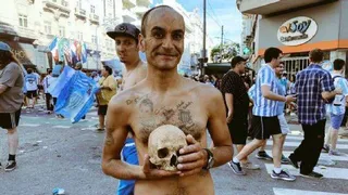 Torcedor leva crânio do avô para comemoração de título argentino
