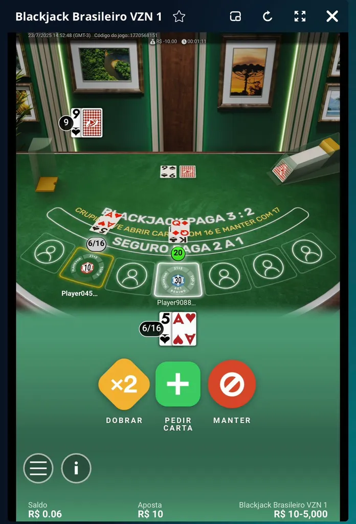 Mesa de blackjack online com cartas distribuídas e botões para dobrar, pedir carta ou manter.