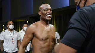 Anderson Silva é mito e mostra que tem muita lenha pra queimar no boxe