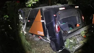 Ônibus com time de futebol juvenil cai de ponte em MG e deixa mortos e feridos