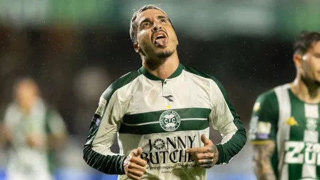 Josué supera marca de Alex no Brasileirão, mas preocupa após vitória do Coritiba