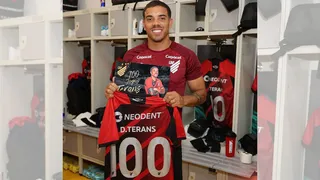 Com pênalti perdido e assistência, Terans completa 100 jogos pelo Athletico