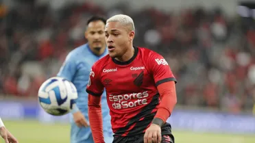 Vitor Roque entra para a história do Athletico na Libertadores