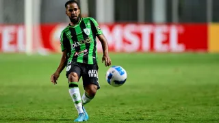 América-MG rescinde com atacante após foto polêmica