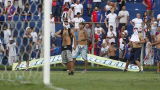 Árbitro relata invasão na Vila, e Paraná pode perder até 10 mandos e pagar multa