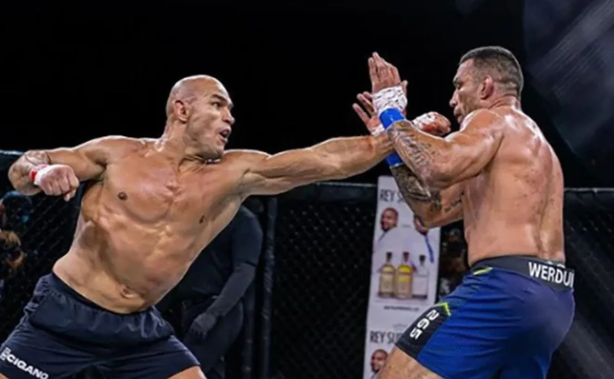 Junior Cigano e Fabricio Werdum durante a revanche entre os ex-campeões do UFC em duelo de MMA sem luvas.