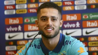 Alvo de gigantes, Yan Couto estende contrato com o Manchester City