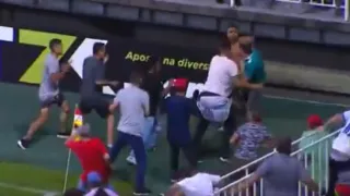 Jogo do Catarinense tem briga em campo com barra de ferro e tiro; vídeos