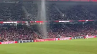 Teto retrátil da Arena é superado por fortes chuvas; vídeo mostra cachoeira no estádio do Athletico