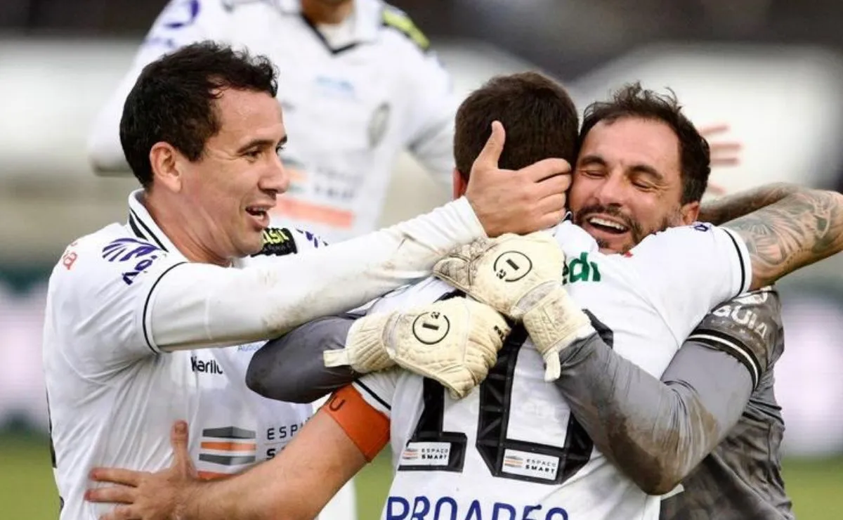 Boschilia comemora gol pelo Operário ao lado de Vagner e Pablo