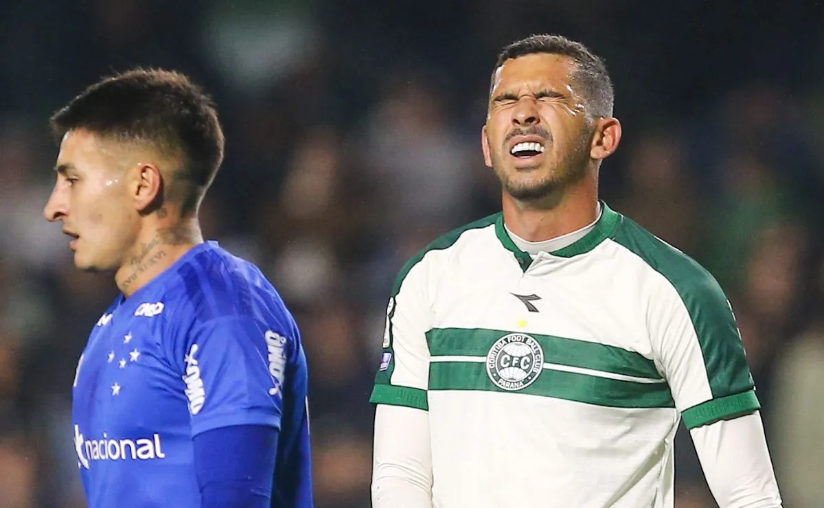 Bruno Melo lamenta uma oportunidade desperdiçada pelo Coritiba durante a partida contra o Cruzeiro.