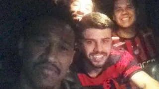 Após eliminação na Libertadores, jogador do Atlético dá carona para torcedores