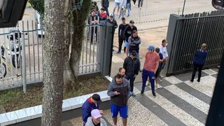 Sem divisão, Paraná faz liquidação em loja oficial com produto mais caro a R$ 39,90