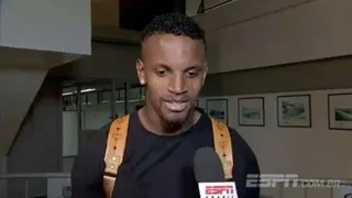 ‘Árbitro de vidro’ no Brasileirão: zagueiro do Coritiba viraliza com gafe