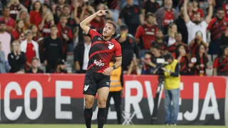 Barcelona vê Vitor Roque em alta e tenta garantir contratação de atacante