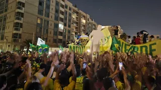 Com festa e multidão, seleção brasileira chega ao Catar