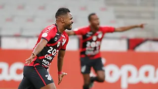 Athletico vence o Vasco e abre distância da zona do rebaixamento