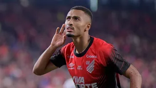 Atacante ganha força no Athletico e mira vaga entre os titulares