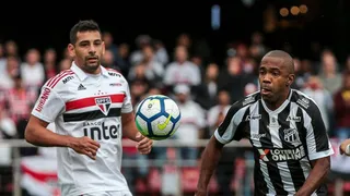 Rejeição à bola é sintoma do futebol pobre jogado no Brasil
