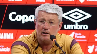 Hellmann vai salvando o Athletico, rezando o Credo e pregando verdades