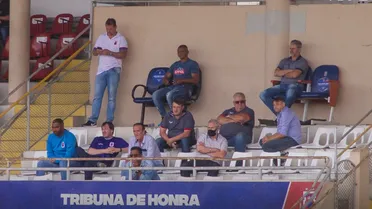Técnico Cuca aparece em treino do Paraná Clube na Vila
