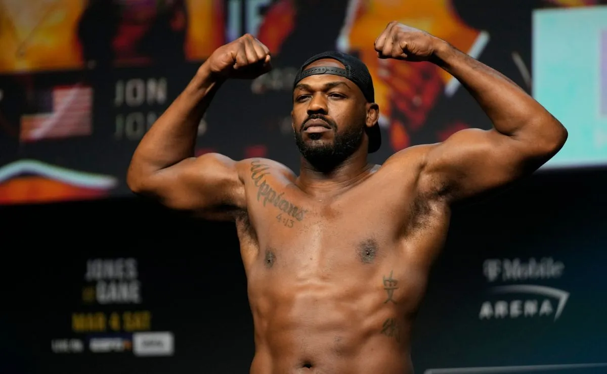 Jon Jones durante pesagem oficial do UFC em evento realizado em 2023.