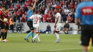 Ídolo do Athletico, Nikão cita “gratidão” na volta à Baixada, mas é recebido com indiferença