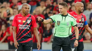 Fernandinho vai à loucura com “desarme” de árbitro; veja o vídeo