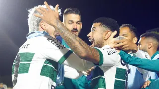 Coritiba vence bem fora de casa: bem estruturado e com gols de craque