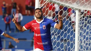 “Tanque da Vila”, atacante ganha apoio da torcida e comemora momento no Paraná