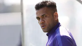 Barcelona tira Daniel Alves de área de “lendas” do site após condenação por estupro