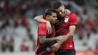Com tranquilidade, Athletico goleia o Azuriz e segue na liderança isolada