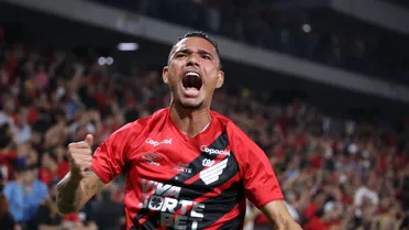 Sob olhares de Petraglia e hat-trick, Athletico avança na Copa do Brasil